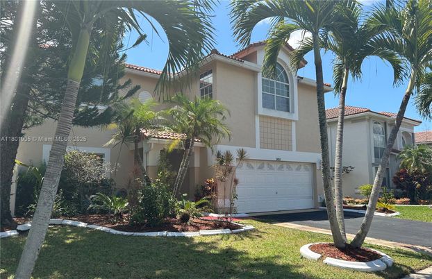 Attached, Exterior, Facade, Mediterranean