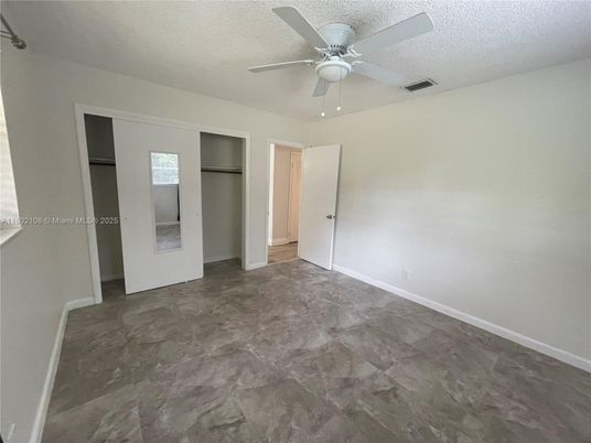 Empty room, Interior
