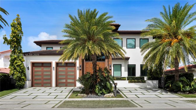 Attached, Exterior, Facade, Mediterranean