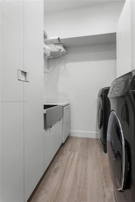 Interior, Washer, Wood Texture Flooring