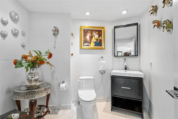 Bathroom, Interior, Marble, Recessed Lighting