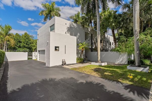 Attached, Exterior, Facade, Modern