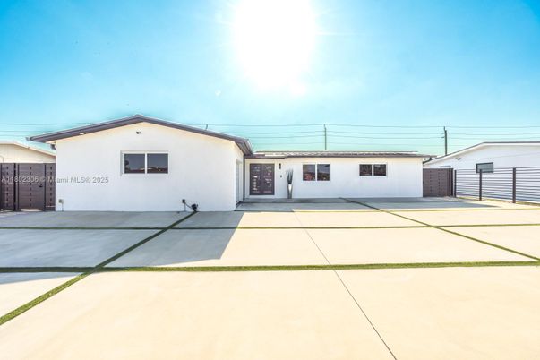 Exterior, Facade, Ranch