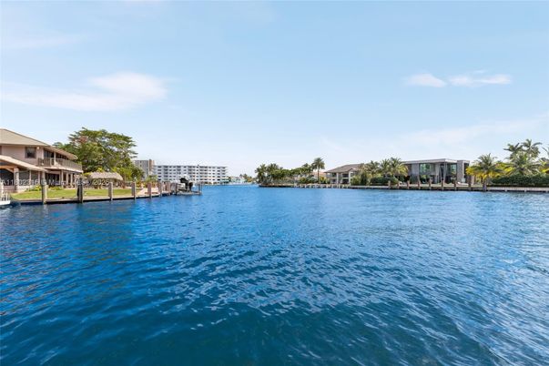 Exterior, Lake