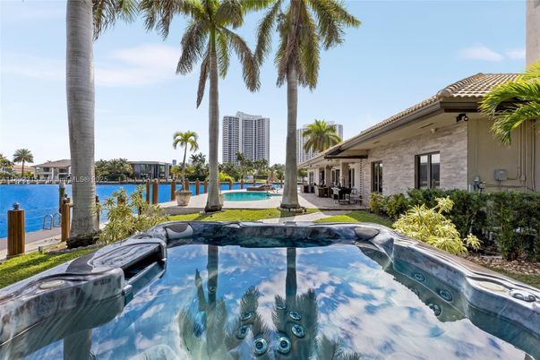 Exterior, Hot Tub, Pool, Water