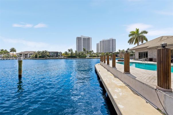 Exterior, Lake