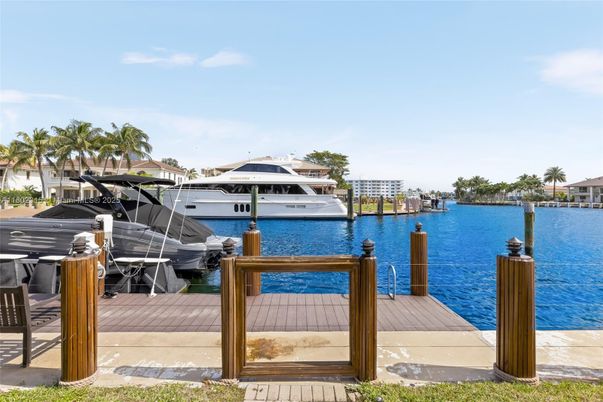 Exterior, Lake