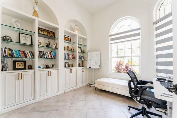 Home Office, Interior