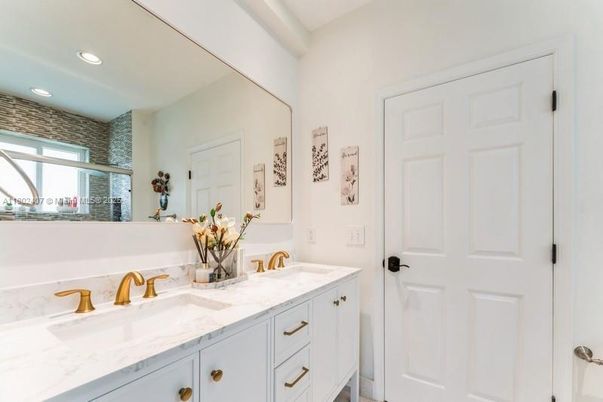 Bathroom, Dual Sink Vanities, Interior, Recessed Lighting