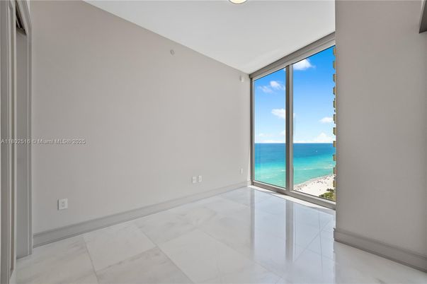 Empty room, Interior, Recessed Lighting, Water