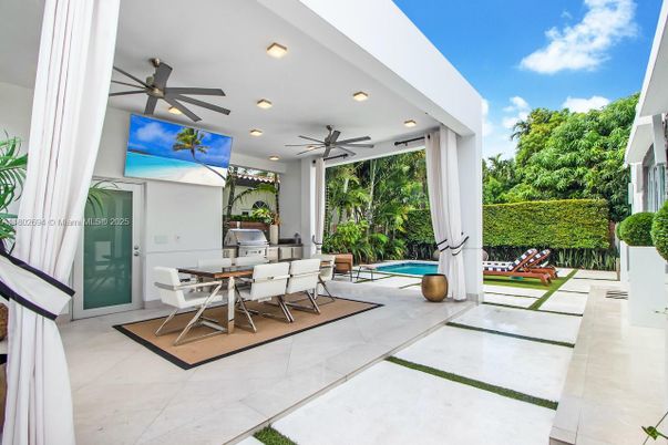 Exterior, Pool, Recessed Lighting