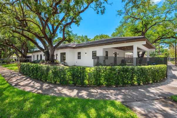 Exterior, Facade, Ranch