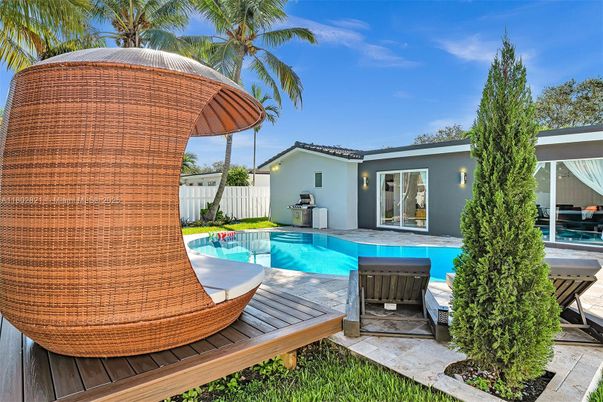 Exterior, Pool
