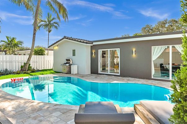 Exterior, Pool