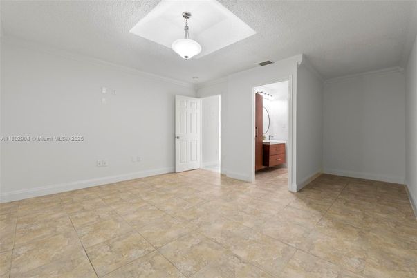 Empty room, Interior