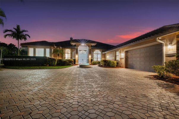 Attached, Exterior, Facade, Ranch