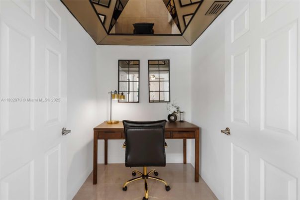 Home Office, Interior