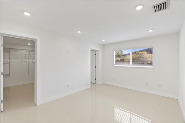 Empty room, Interior, Recessed Lighting, Walk-in Closets