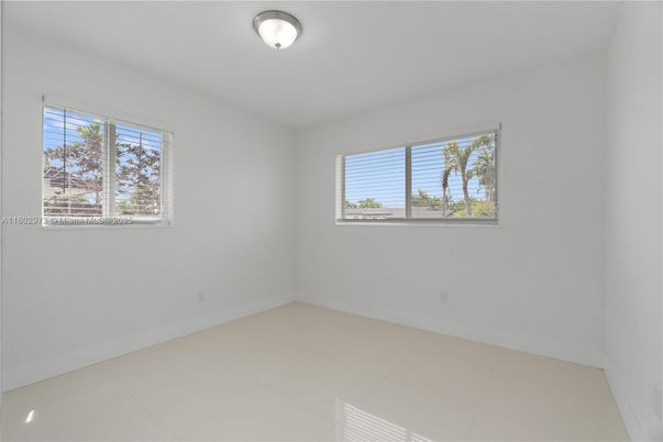 Empty room, Interior