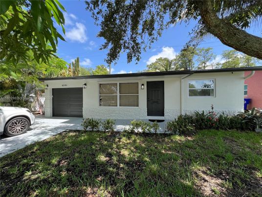 Attached, Exterior, Facade, Ranch