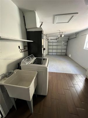 Interior, Washer, Wood Texture Flooring