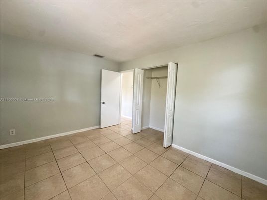 Empty room, Interior