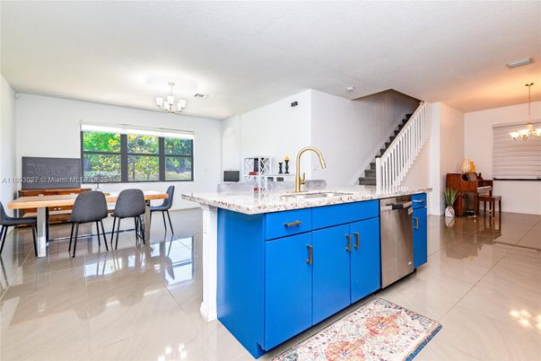 Chandelier, Dining room, Interior, Kitchen, Recessed Lighting, Stainless Steel Appliances