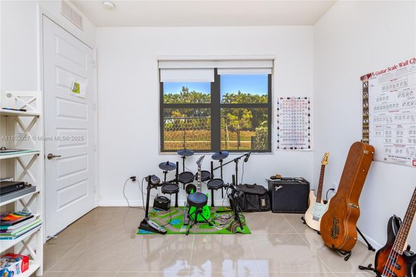 Interior, Piano