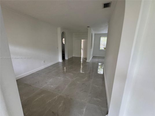 Empty room, Interior