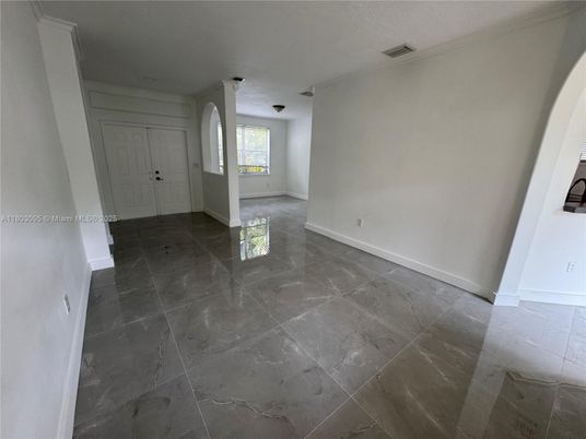 Empty room, Interior