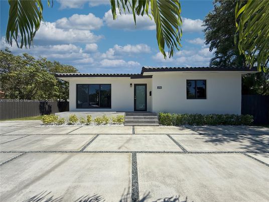Exterior, Facade, Ranch