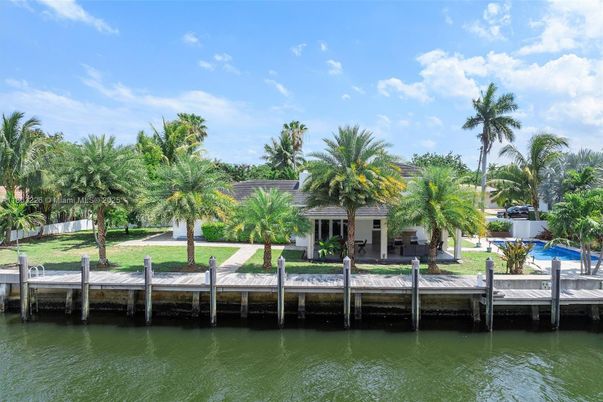 Exterior, Lake