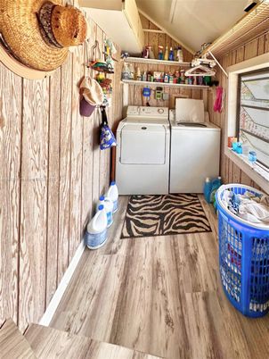 Interior, Washer, Wood Texture Flooring