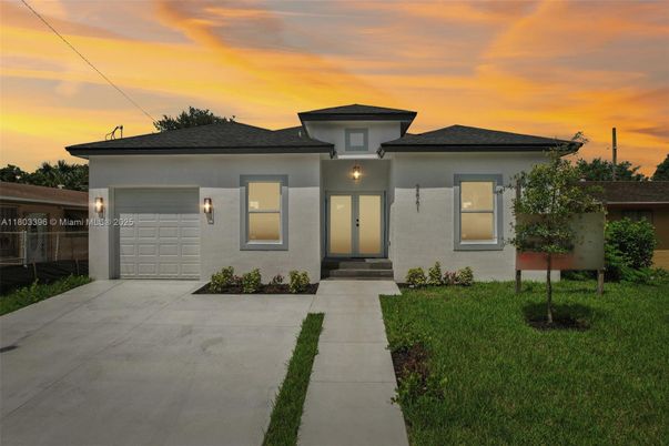 Attached, Exterior, Facade, Modern