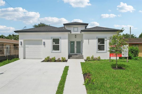 Attached, Exterior, Facade, Modern