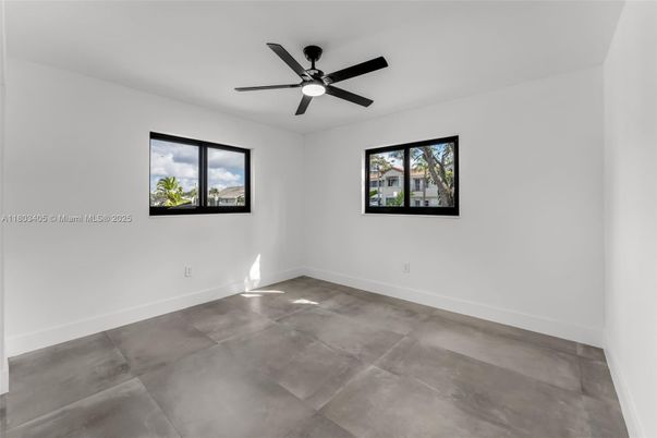 Empty room, Interior