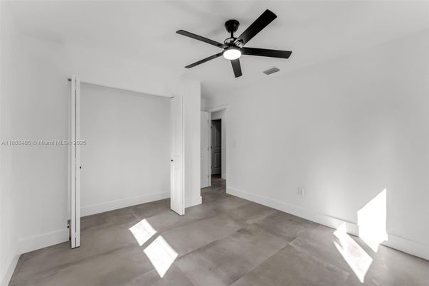 Empty room, Interior