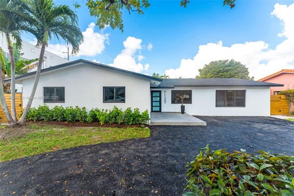Backyard, Exterior, Facade, Ranch