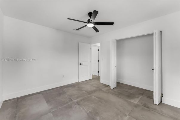 Empty room, Interior