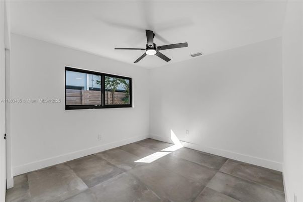 Empty room, Interior
