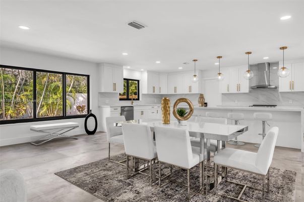 Dining room, Interior, Kitchen, Pendant Lights, Recessed Lighting, Stainless Steel Appliances