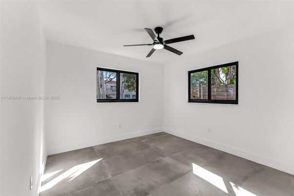 Empty room, Interior
