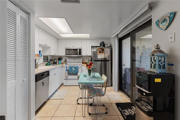 Dining room, Interior, Kitchen, Stainless Steel Appliances
