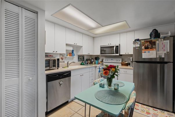 Dining room, Interior, Kitchen, Stainless Steel Appliances