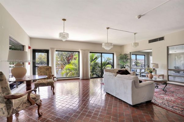 Chandelier, Dining room, Interior, Living room, Pendant Lights