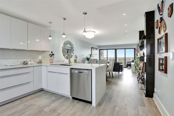 Chandelier, Dining room, Interior, Kitchen, Pendant Lights, Recessed Lighting, Wood Texture Flooring