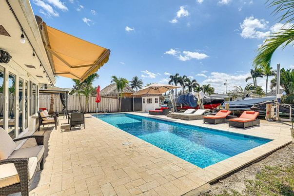 Exterior, Pool