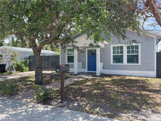 Exterior, Facade, Ranch