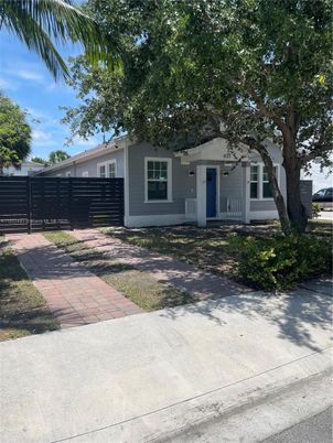 Exterior, Facade, Ranch