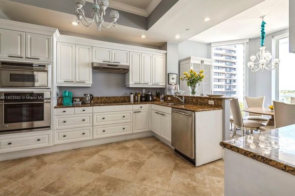 Chandelier, Dining room, Interior, Kitchen, Recessed Lighting, Stainless Steel Appliances